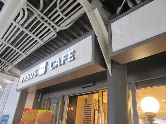 フレッズカフェ 十三店